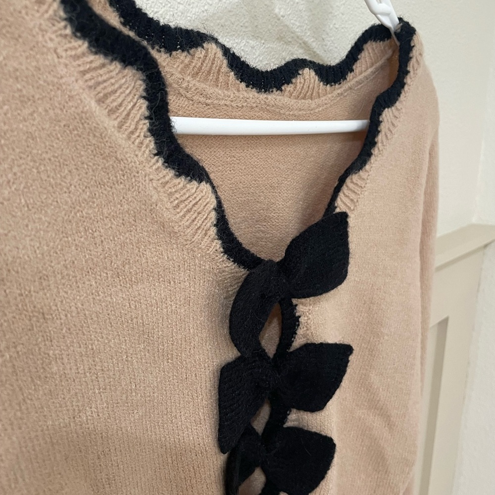 Commense Knit Contrast Wave Trim Bow Sweater Size Medium Tan and Black - Picture 7 of 12